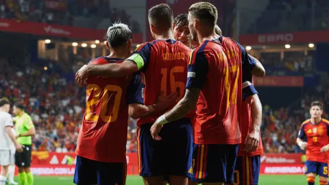 İspanya 4 gollü maçta liderliği aldı