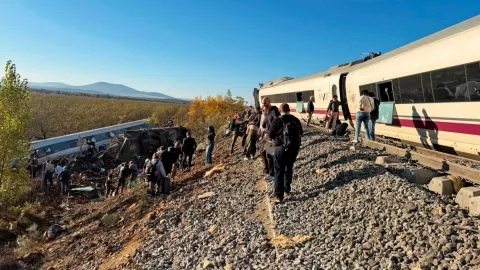 İspanya'da iki hızlı tren çarpıştı: En az 39 kişi öldü
