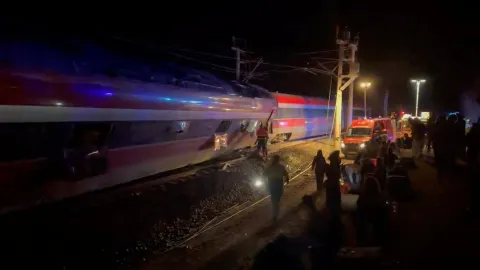 İspanya'da iki yüksek hızlı tren çarpıştı. En az 10 kişi hayatını kaybetti