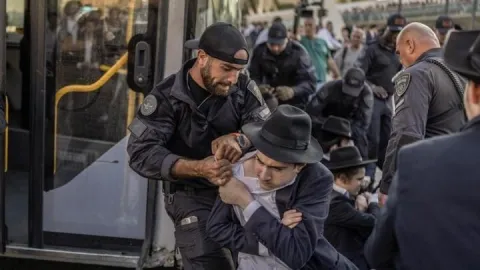 İsrail'de 'zorunlu askerlik' karşıtı Haredilere polisten sert müdahale