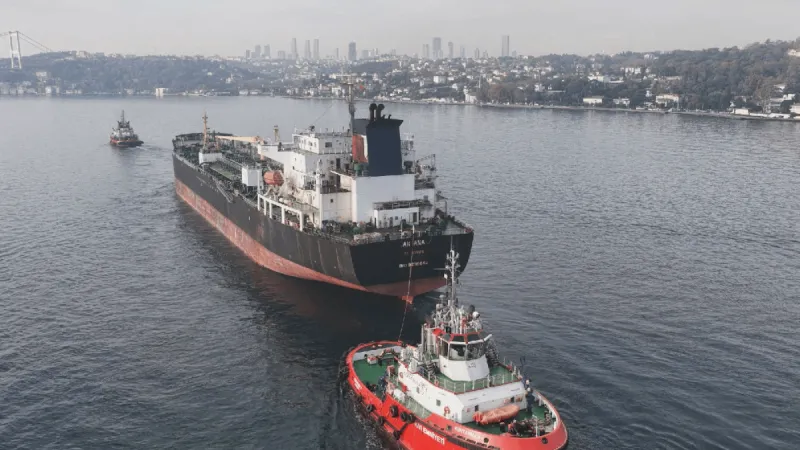 İstanbul Boğazı gemi trafiğine kapatıldı! Dev gemi geçiyor
