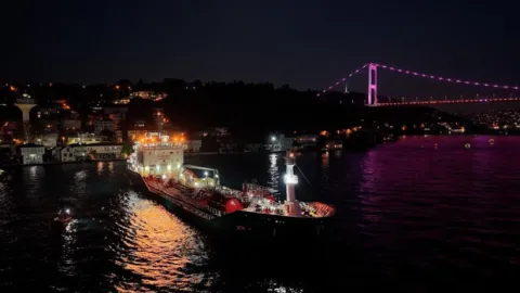 İstanbul Boğazı’nda facianın eşiğinden dönüldü! Metreler kala durabildi