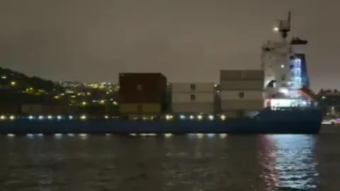 İstanbul Boğazı'nda gemi arızası. Sürüklenerek ters döndü