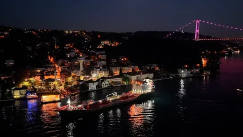 İstanbul Boğazı'nda gemi arızası! Trafik çift yönlü durduruldu