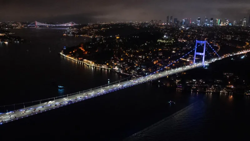 İstanbul Boğazı'nda gemi trafiği askıya alındı