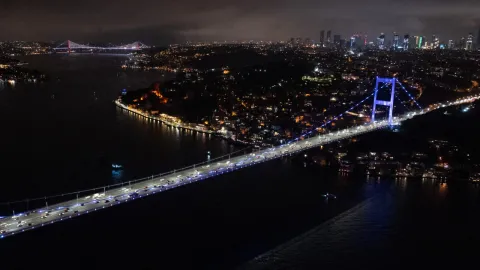 İstanbul Boğazı'nda gemi trafiği askıya alındı