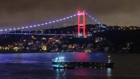İstanbul Boğazı'nda gemi trafiği geçici olarak askıya alındı