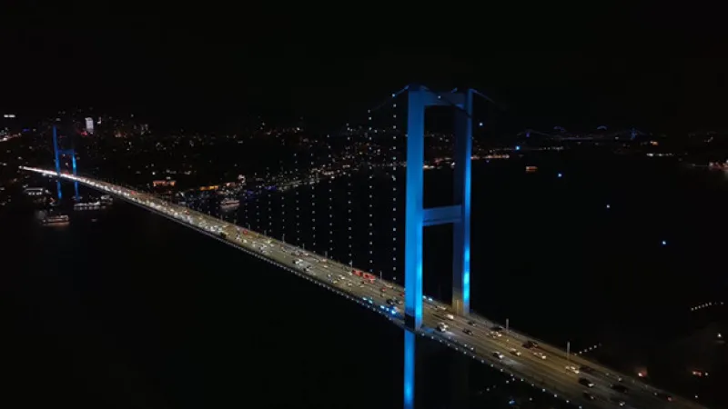 İstanbul Boğazı’ndaki köprüler turkuaz renge büründü