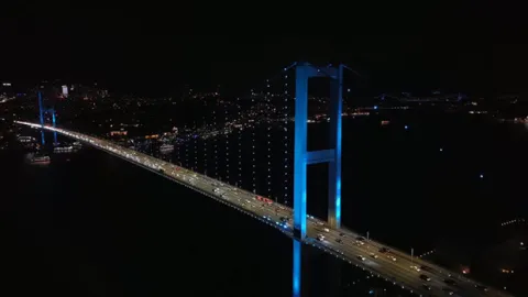İstanbul Boğazı’ndaki köprüler turkuaz renge büründü