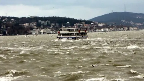 İstanbul Boğazı'nın rengi kahverengiye döndü!
