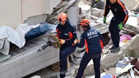 İstanbul Valisi Gül: Enkaz altında 3 kişi olduğunu düşünüyoruz