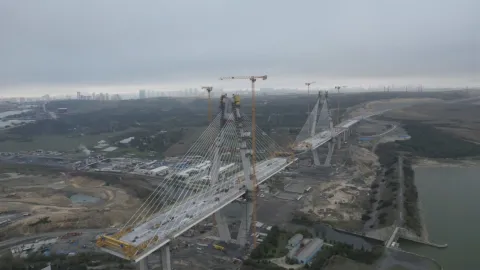İstanbul'a 8 şeritli yeni köprü geliyor. 196 metre yüksekliğindeki kuleler yükseliyor