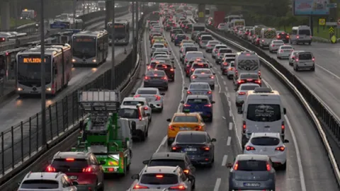 İstanbul'da '29 Ekim' trafiği: Yollar kilitlendi