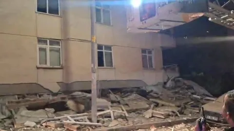 İstanbul'da 6 katlı bina çöktü