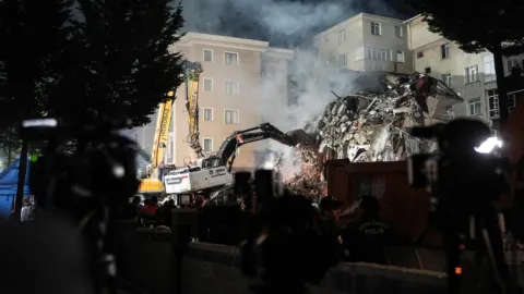 İstanbul'da 7 katlı bina kısmen çöktü: 3 kişi aranıyor