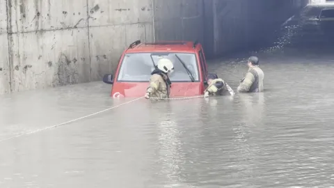 İstanbul'da alt geçidi su bastı