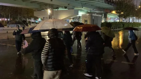 İstanbul'da beklenen yağmur başladı: Dışarı çıkan vatandaşlar zor anlar yaşadı