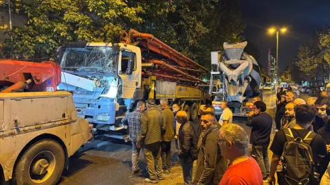 İstanbul'da beton pompası 7 araca çarptı