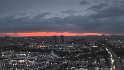 İstanbul'da bir yanda yağmur bulutları, diğer yanda gün batımı