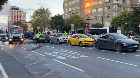 İstanbul'da dehşet anları: 5 aracın karıştığı zincirleme kaza kamerada
