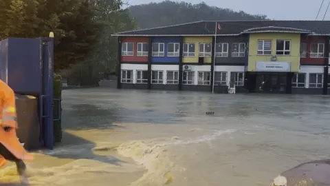 İstanbul'da dere taştı okul bahçesi sular altında kaldı!