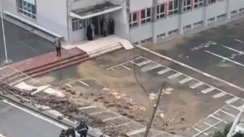 İstanbul'da facianın eşiğinden dönüldü: İlkokulun istinat duvarı çöktü
