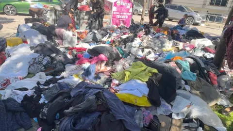 İstanbul'da ilginç olay: Ceza korkusuyla sokağa atılan kıyafetleri kapış kapış götürdüler!