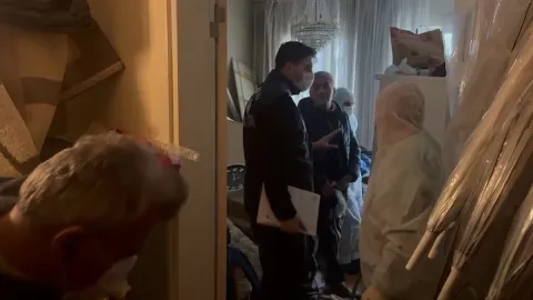 İstanbul'da kötü koku gelen daireden 4 ton atık çıkarıldı