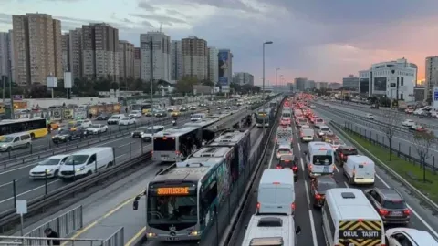 İstanbul'da metrobüsle işe gidenlerin maaşında yüzde 19’luk kesinti ortaya çıktı