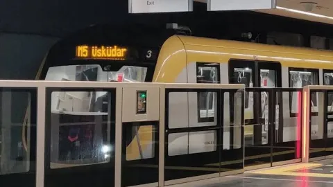 İstanbul'da metroda kablolar patladı, seferler durduruldu