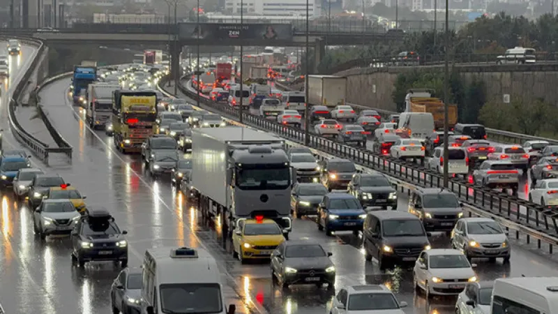 İstanbul'da pazartesi sabahı trafik kabusu: Yoğunluk yüzde 69'a ulaştı
