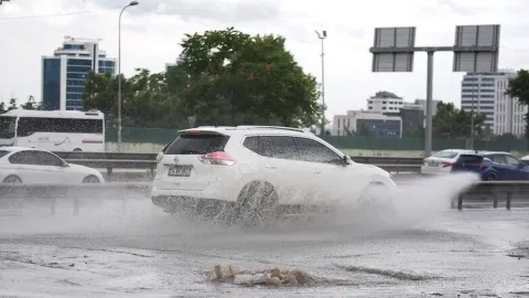 İstanbul'da sağanak alarmı: Yollar göle döndü