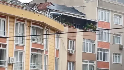 İstanbul’da sağanak sonrası çatıyı tamir ederken hayatını kaybetti