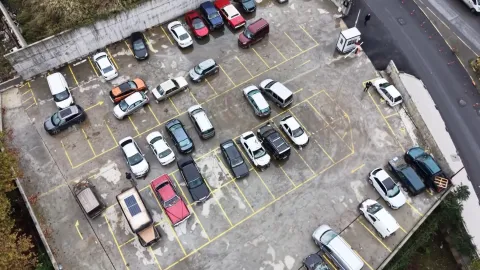 İstanbul'da selin sürüklediği araçlar otoparka çekildi