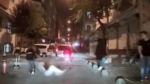İstanbul’da sokak ortasında kız kavgası! Saçından tutup yerde sürükledi