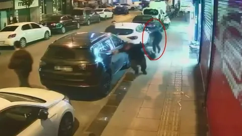 İstanbul'da sokak ortasında silahlı düello