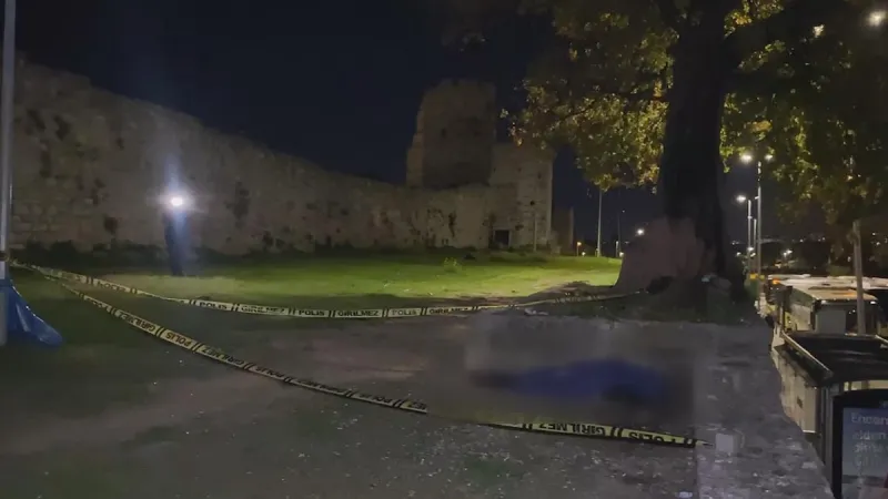 İstanbul'da surlarda erkek cesedi bulundu