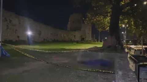 İstanbul'da surlarda erkek cesedi bulundu
