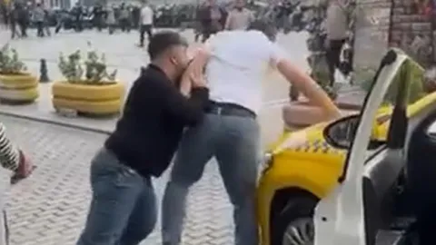 İstanbul’da taksicilerin yolcu kavgası: tekme ve yumruklar havada uçuştu