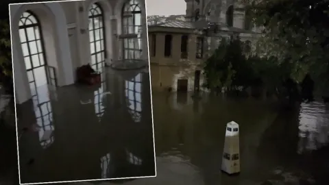 İstanbul'da tarihi cami sular altında kaldı