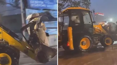 İstanbul’da vatandaşlar mahsur kaldı: Sel sularından kepçeyle kurtarıldılar