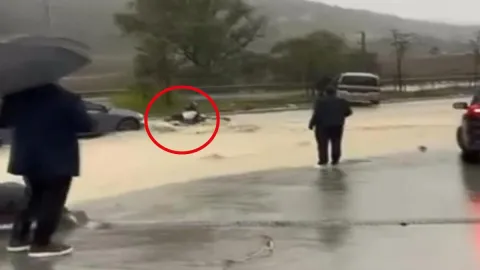 İstanbul'da yağmur suyuna kapılan motosikletliyi çevredekiler kurtardı