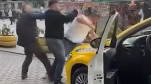 İstanbul'da yolcu kavgası! İki taksici birbirine girdi