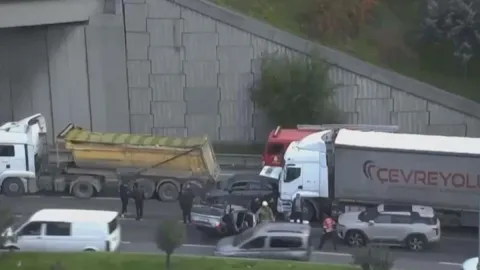 İstanbul'da zincirleme kaza! Yaralılar var, 3 şerit kapatıldı