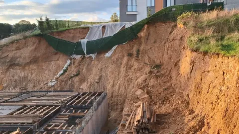 İstanbul'daki toprak kayması sitenin bahçesini etkiledi: 9 katlı bina boşaltıldı