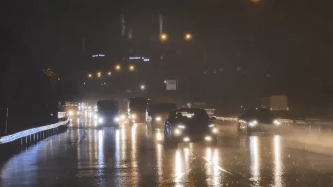 İstanbul'u sağanak vurdu! Yollar yine göle döndü