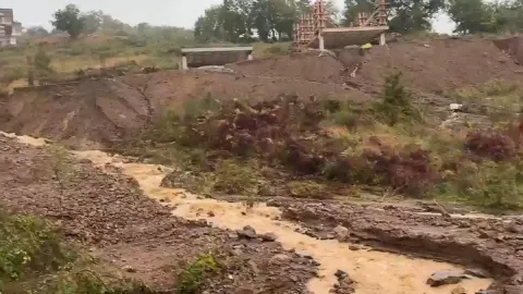 İstanbul’un o ilçesinde yollar kapandı: Yağış sonrası toprak kaydı