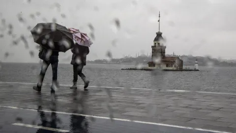 İstanbul'un üzerine bir anda çökecek! Sağanağın başlayacağı saat belli oldu