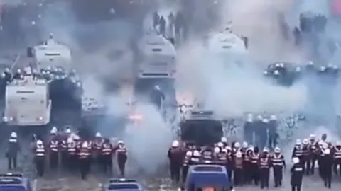 İstifası istenen Başbakan protestoculara seslendi: 'Konuşalım'