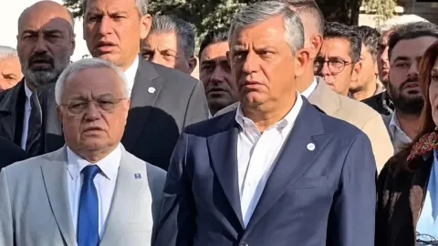 İstiklal Marşı sırasında çığlık attı, Özgür Özel şaşkınlığını gizleyemedi